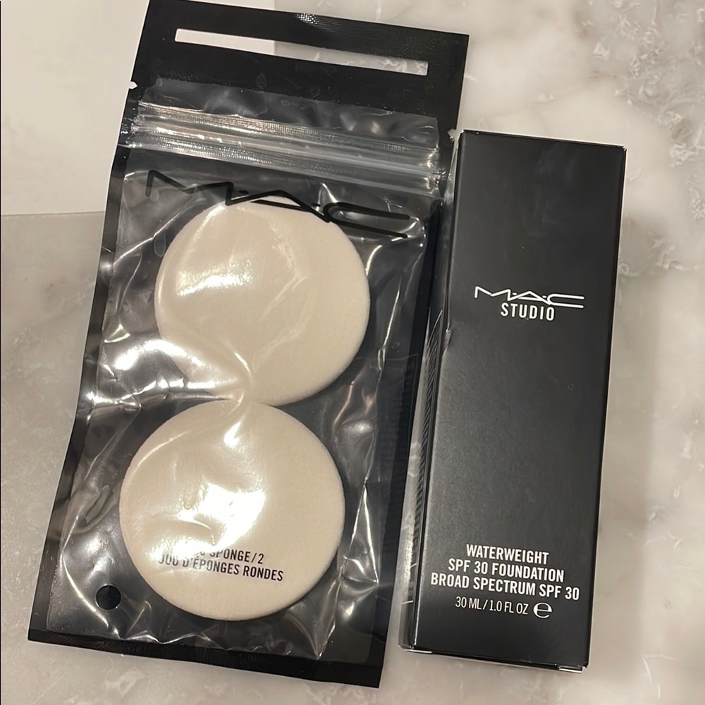 MAC Studio Waterweight SPF 30 Foundation (Black Packaging)